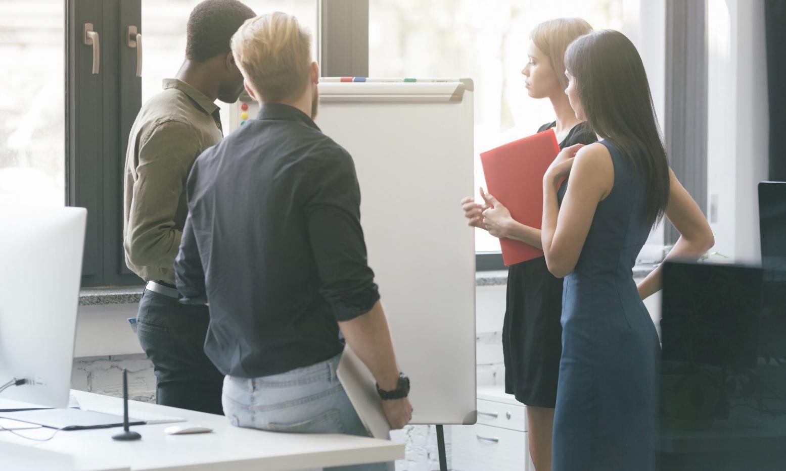 Análisis de flujos financieros y gráficos de tendencias empresariales